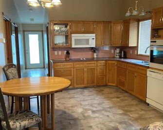 Peaceful Tranquility at Mama B’s! - Sundre - Küche