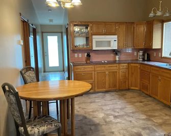 Peaceful Tranquility at Mama B’s! - Sundre - Kitchen