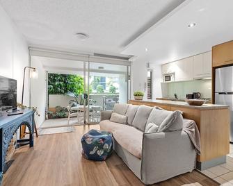 Hustle and Bustle 2Bed 1Bath 1Car Pool Teneriffe - Brisbane - Living room