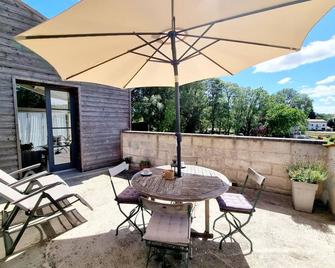 QUAI 3 loft moderne et lumineux les pieds dans l'eau - Jarnac - Balcón