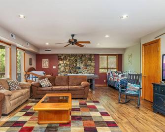 Spring River Fishing Cabins - Great Cedar Lodge - Miami - Wohnzimmer