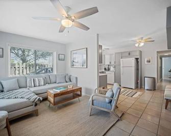 Cozy Coastal Getaway - Steps to Beach - Wrightsville Beach - Wohnzimmer