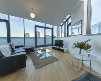 Cleyro Serviced Apartments - Finzels Reach - Bristol - Living room