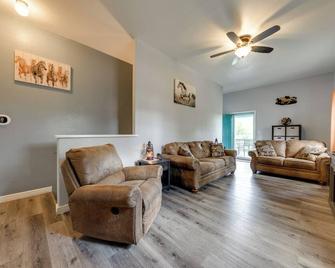 Majestic Pines Ruidoso Retreat with New Hot Tub! - Ruidoso - Sala de estar