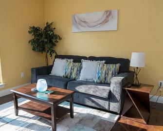Easy Check-In, Parking, King Beds, Wd, 100 Mbps -E- - Moss Point - Living room