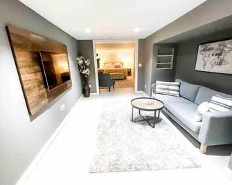 Modern Westport Studio with Pool Table & Lounge - Westport - Living room