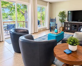 Lakefront Escape / King Bed / Kayaks / Fishing / Fast Wifi - Seguin - Huiskamer