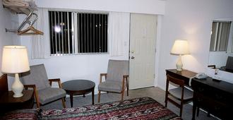 Royal Lodge Motel - Hope - Living room
