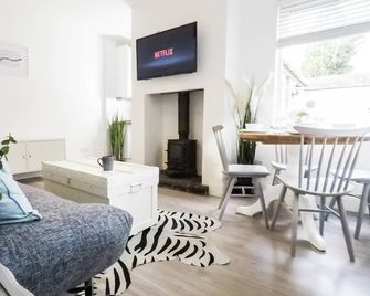 Central Stamford Townhouse With Parking - Stamford - Living room