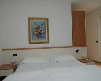 Residenza Arcobaleno - Tenno - Schlafzimmer