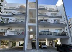 Urban Apartment: Central Downtown Location/Easy Access to Kyrenia - Kyrenia - Edificio