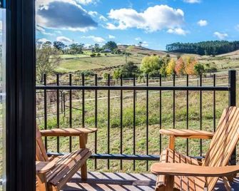 Aorangi Peak Cabins 13 by Tiny Away - Parakai - Balcón