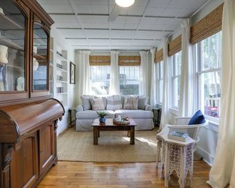 4 Mi to Dtwn: Baton Rouge Bungalow w/ Private Yard - Baton Rouge - Living room