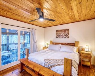 Cozy Cabin With Hot Tub, Grill, Fire Pit & Game Room - Blue Ridge - Makuuhuone