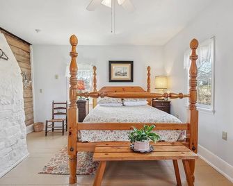 Historic 1840 year old Farmhouse Homestead in an idyllic, countryside setting - Berkeley Springs - Schlafzimmer