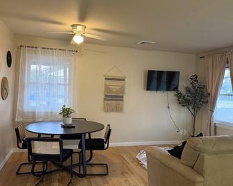La Cozy Casita! where you'll stay like you're at home! - Umatilla - Comedor