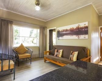 Merry Pebbles Resort - Sabie - Living room