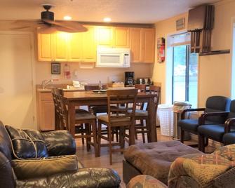 Sea Haven Motel & Guest House - Rockaway Beach - Living room