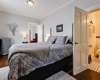 The Carol Anne - Charming 2bd - 2ba Victorian Home Near Downtown! - Des Moines - Bedroom