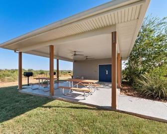 Nature Lover's Delight: Room Near Local Attractions & Pond - Pleasanton - Terasa