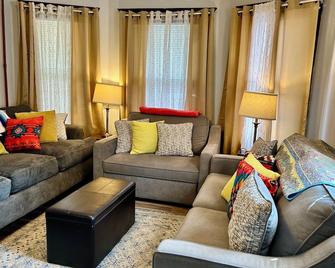 Cozy First Floor Apartment - Chicopee - Living room