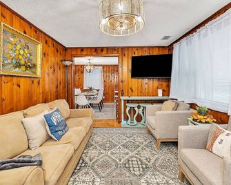 Relax in Style: 3BR Home w/ Screened Patio, Walk to Downtown, Boat Parking Here! - Darien - Soggiorno