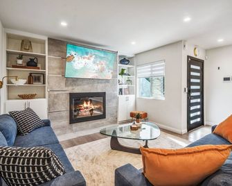 Charming Encino Retreat w/Pool - Los Angeles - Living room