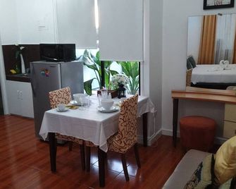 Makati Riverside Inn - Makati - Eetruimte