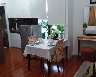 Makati Riverside Inn - Makati - Matsal