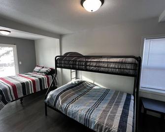 Sportsman's Country Lodge: The Roost - Ortonville - Bedroom