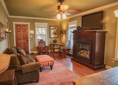 Cute home close to downtown with hot tub - Red Lodge - Living room