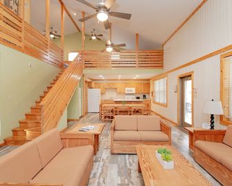 Seven Bluff Cabins - Concan - Living room