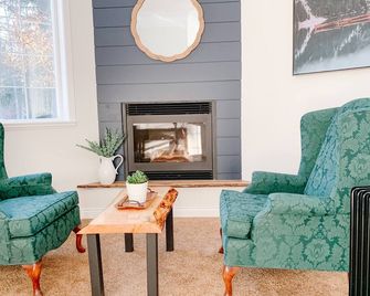 The Inn at the Ninth Hole Bed & Breakfast - Salmon Arm - Sala de estar
