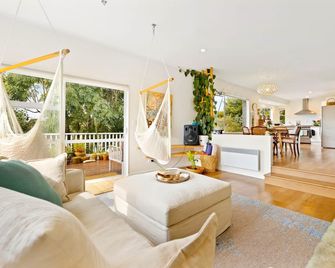 Peaceful Oasis in the Heart of Stanmore Bay - Whangaparaoa - Living room