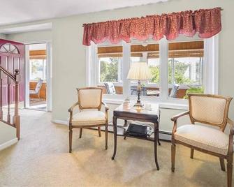 Charming 4-Season Cayuga Lake House Near Sheldrake Point!! - Interlaken - Living room