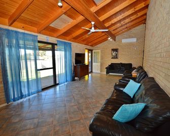 Rossy's Retreat - Kalbarri, WA - Kalbarri - Wohnzimmer