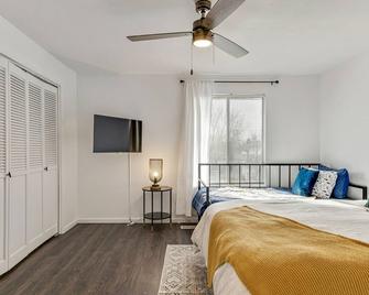 Amazing Location! Cozy, charming, 4 Bedroom home in SLC, Near Major Ski Resorts - South Salt Lake - Bedroom