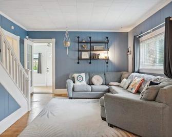 Little Kids Paradise - Port McNicoll - Living room