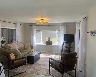 Charming 2-bedroom home in quaint Newfield with WiFi - Newfield - Sala de estar