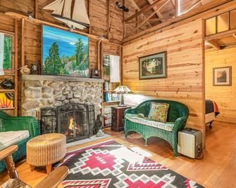 Deer Creek Cabin - Holland - Living room