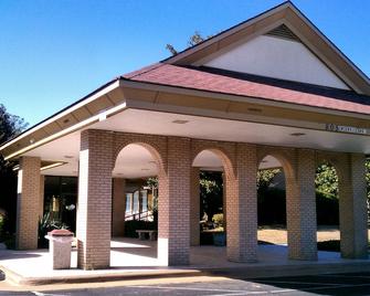 Days Inn & Conf Center by Wyndham Southern Pines Pinehurst - Southern Pines - Gebouw