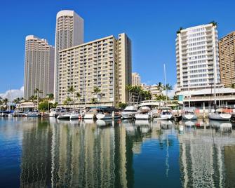 Experience the vibrant energy of Waikiki, featuring city views and close to beach! - Honolulu - Außenansicht