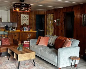 Cozy vintage cabin on a private lake in the Northwoods. - Sayner - Living room