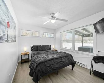 Turkey Trot, Cabin Getaway on Lake w/ Hot Tub - Streetsboro - Slaapkamer