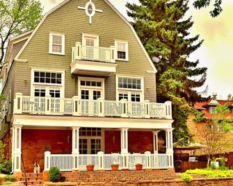 The Heart Of Manitou Springs. Award-Winning. Luxurious. Romantic. 2nd Floor West - Manitou Springs - Building