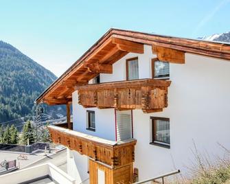 Stunning private villa for 10 people with WIFI, TV, patio, pets allowed and parking - Flirsch - Gebäude