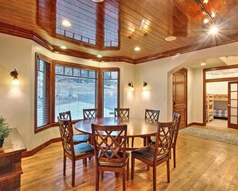 Family Time Lodge: Indoor Playland, Theater Room, Game Room, 10 Master Suites - Garden City - Comedor