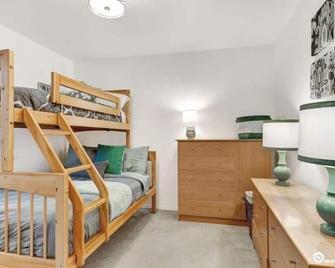 Lakeside Escape in the Heart of Anchorage - 2BR/2BA Condo -Views, Garage, Patio - Anchorage - Schlafzimmer