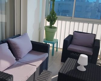 Superb apartment sleeps 6. sea view. beach 1 min. private parking, air conditioning - Palavas-les-Flots - Balkon