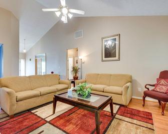 Inviting Austell Home 14 Mi to Downtown Atlanta! - Austell - Living room